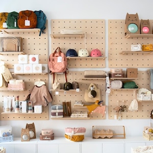 Hölzernes Pegboard mit Stiften und Regalen, Küchenwandkontrolle, Sperrholzregal für den Verkauf, Peg Board Display Organisator, moderne Montessori-Möbel