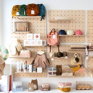 Hölzernes Pegboard mit Klammern und Regalen, benutzerdefinierte Pedboardwand