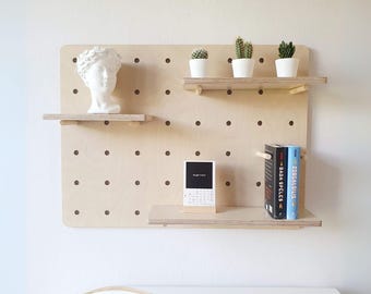 Ophangbord displaywand, houten ophangbord met pinnen en planken, op maat gemaakt groot ophangbord van multiplex