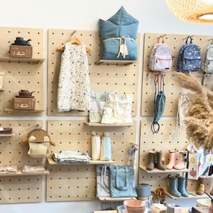 Hölzernes Pegboard mit Regalen und Heringen, Küchenwandsteuerung, Sperrholzregal für den Verkauf, Pegboard-Organizer, moderne Montessori-Möbel