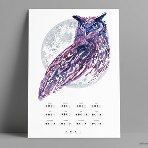 Peut inclure: Une illustration aquarelle d'un hibou aux plumes violettes et bleues, perché sur une pleine lune. La lune est représentée avec une surface texturée grise et blanche. Sous le hibou et la lune se trouve un calendrier montrant les phases de la lune pour chaque mois de l'année.