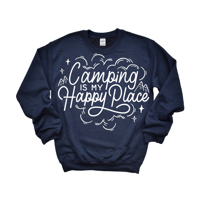 Może przedstawiać: Granatowa bluza z białym napisem "Camping is my happy place" z wzorem chmury i g&oacute;r.
