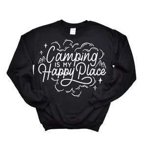 Może przedstawiać: Czarna bluza z białym napisem "Camping is my Happy Place" z grafiką g&oacute;ry i gwiazdy.