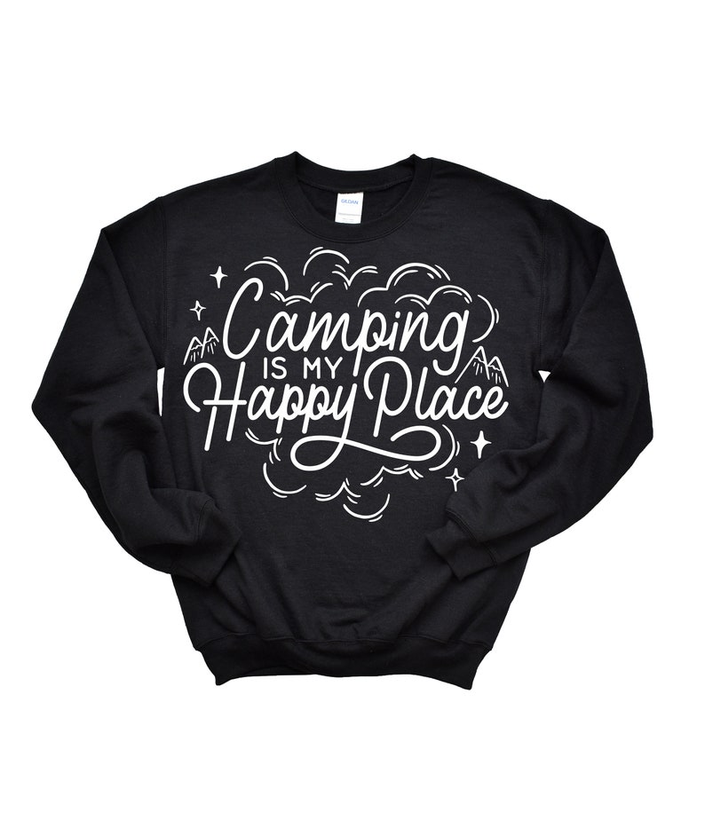 Może przedstawiać: Czarna bluza z białym napisem "Camping is my Happy Place" z grafiką g&oacute;ry i gwiazdy.