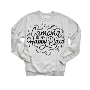 Może przedstawiać: Szara bluza z czarnym napisem "Camping is my happy place" z wzorem chmury i g&oacute;r.