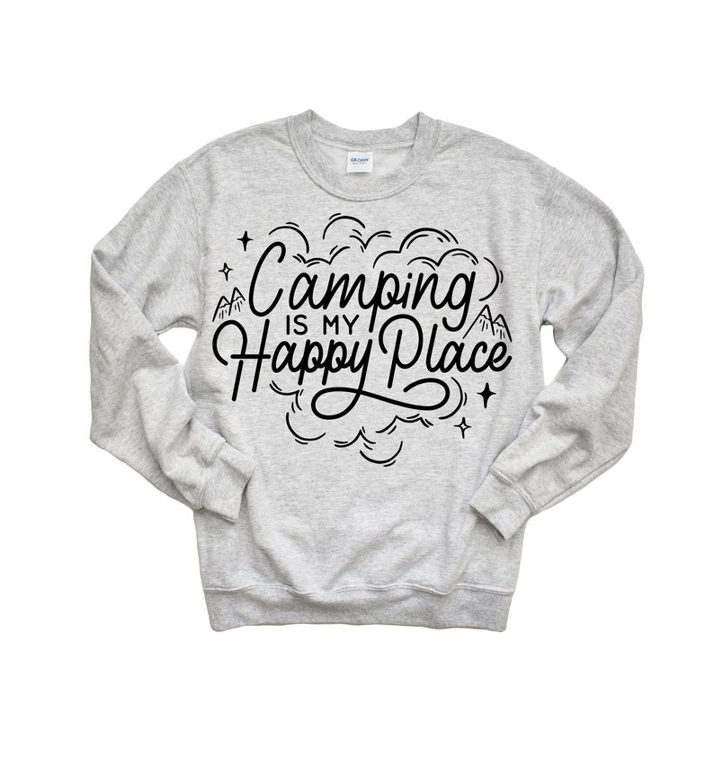 Może przedstawiać: Szara bluza z czarnym napisem "Camping is my happy place" z wzorem chmury i g&oacute;r.