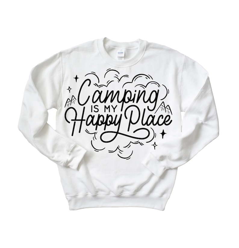 Może przedstawiać: Biała bluza z czarnym napisem "Camping is my happy place" z wzorem chmury i g&oacute;r.