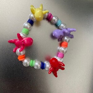 Färgglatt pärlarmband för bebisar | Mini-bebis | Stretcharmband | Stackarmband | Tonårspresent | Plastbebisar | Konstiga armband