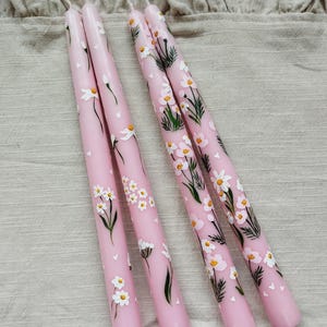 Paar handgemalte Gänseblümchen und Wildblumen auf Spitzkerzen | Blumenkerze| Romantische Kerzen| Mutter Geschenk | Valentinstag Geschenk |Für Sie