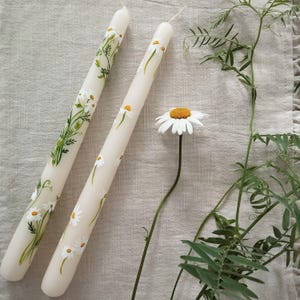 Handgemalte Gänseblümchen auf Kerze | Elfenbeinfarbene Spitzkerze mit Gänseblümchen| Hochzeitskerze| Geburtstagsgeschenk| Tischdekoration| Bemalte Stabkerzen
