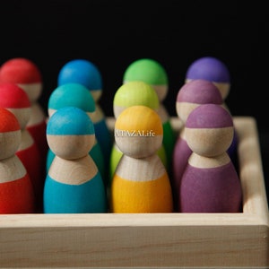Rainbow Friends – Houten pennenpoppenset (12 stuks) | Op montessori en vrijetijdsbesteding