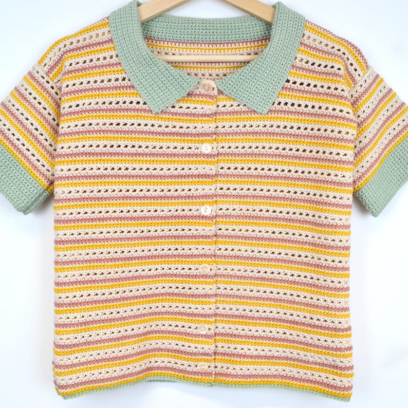 Puede incluir: Un top de crochet a rayas con cuello y mangas cortas. El top est&aacute; hecho en una combinaci&oacute;n de colores amarillo claro, rosa y verde.