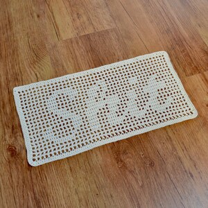 Puede incluir: Una bandeja de servicio de madera hecha a mano con acabado natural. La bandeja rectangular tiene bordes elevados y asas integradas. La veta de la madera es visible. Dimensiones: 45.7 cm de largo, 30.5 cm de ancho y 5.1 cm de alto.