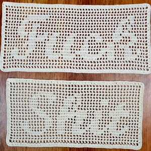 Puede incluir: Dos tapetes rectangulares de ganchillo color crema. El dise&ntilde;o de tejido abierto presenta un patr&oacute;n repetitivo de peque&ntilde;os cuadrados abiertos. Los tapetes est&aacute;n colocados sobre una superficie de madera, uno m&aacute;s grande que el otro.