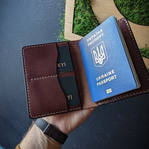 Brieftasche für Dokumente, Personalisierter Lederpasshalter, Passhülle für ein Geschenk, Passhalter und Abdeckung