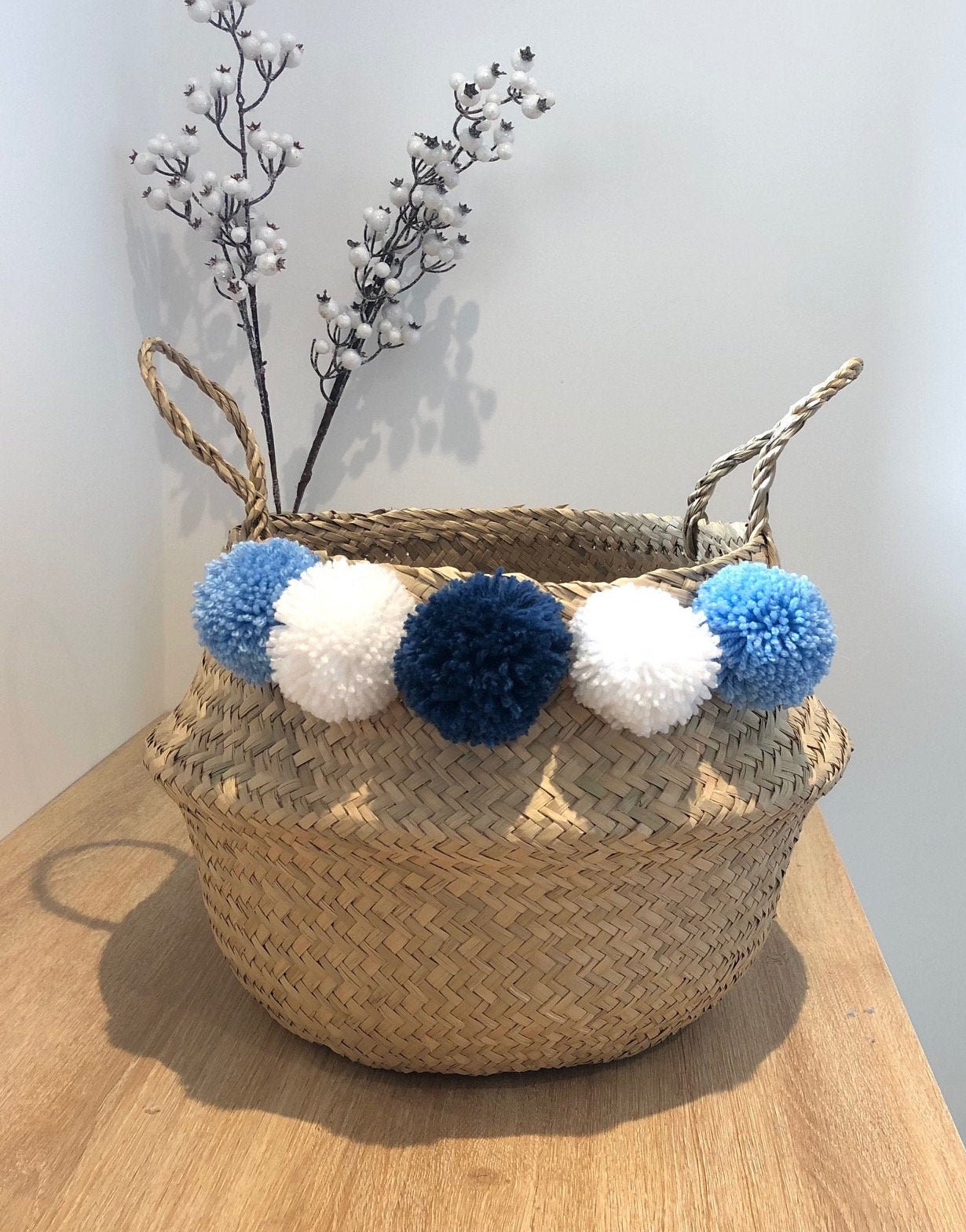 Panier Boule ou Thaïlandais avec 5 Pompons Blanc, Bleu Ciel et Marine