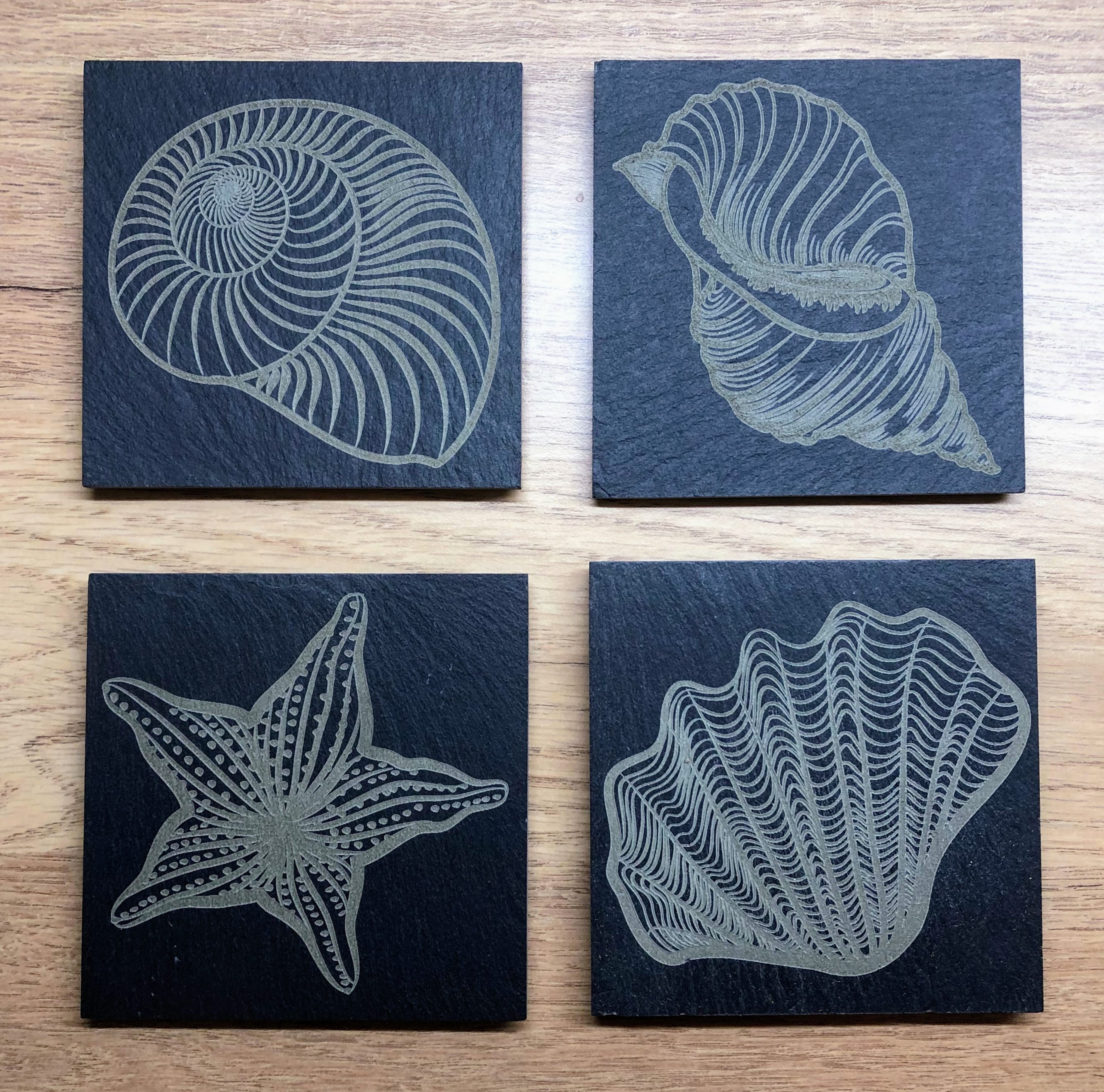 Lot de 4 Sous-Verres en Ardoise Gravés Coquillages