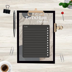 Może przedstawiać: Czarny notatnik z wydrukowaną listą kontrolną "To DO List Checklist" na tle teksturowanego papieru. Do tablicy przypięta jest ciemnoszara lista kontrolna. Czarny długopis, spinacz, spinacze do papieru i filiżanka kawy znajdują się na drewnianej powierzchni.