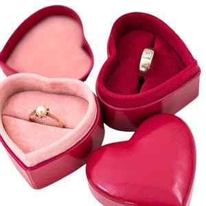 Scatola porta-anello a forma di cuore in pelle fatta a mano per San Valentino