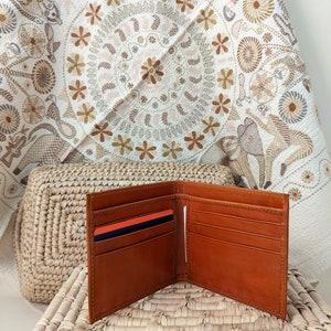 Cartera para tarjetas de crédito de cuero repujado hecha a mano.
