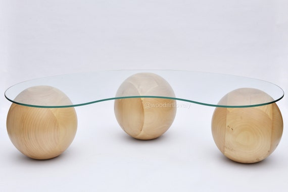 Boule En Bois Sur Une Table En Bois