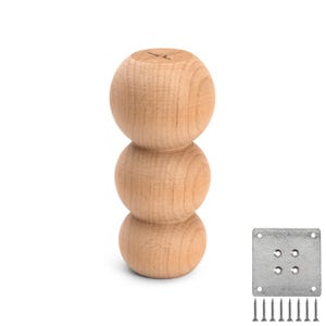 Op de afbeelding: Een set van drie ronde houten meubellepoten. De poten zijn gemaakt van natuurlijk hout en hebben een gladde afwerking. De set bevat een metalen montageplaat en schroeven om de poten aan meubels te bevestigen.