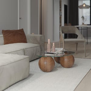 Runder Couchtisch aus Glas mit handgefertigtem Kugelfuss aus Lindenholz