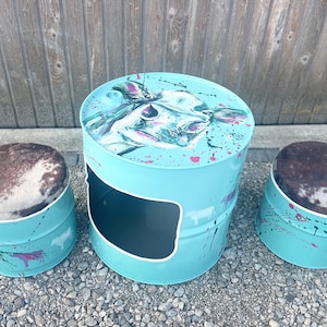 Garnitur 2 Hocker und Tisch „Senzi“\\ Fasshocker \\ Fassmöbel \\ Industriesessel rost \\ Ölfass Sessel aus recyceltem Ölfass