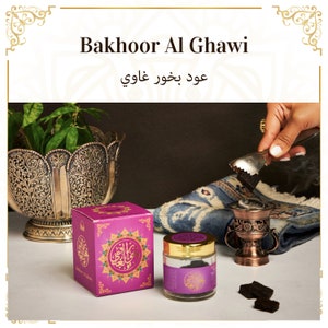 以下が含まれることがあります： 画像にはBakhoor Al Ghawiが表示されています。ピンク色の箱と金色の蓋が付いたガラス瓶が表示されており、どちらも製品が入っています。装飾的な金属製のお香バーナーと木炭片も表示されています。「Bakhoor Al Ghawi」というテキストが上部にあります。