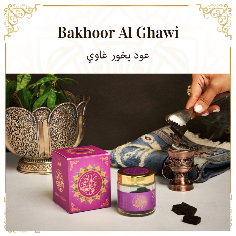 以下が含まれることがあります： 画像にはBakhoor Al Ghawiが表示されています。ピンク色の箱と金色の蓋が付いたガラス瓶が表示されており、どちらも製品が入っています。装飾的な金属製のお香バーナーと木炭片も表示されています。「Bakhoor Al Ghawi」というテキストが上部にあります。