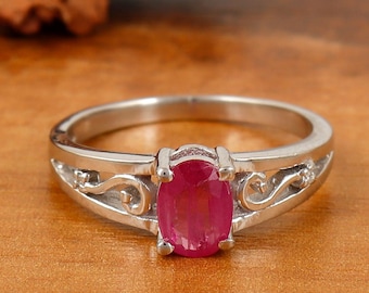 Handgemaakte robijnrode edelsteenring sterlingzilver juli-geboortesteen