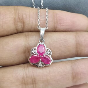 Natuurlijke robijn ovaal geslepen edelsteen hanger-juli geboortesteen-925 sterlingzilveren sieraden-bloemen robijn sieraden-dameshanger-cadeau voor moeder