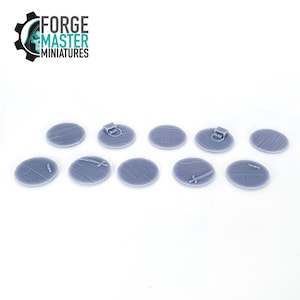 Peut inclure: Dix bases rondes en plastique gris avec différents détails, dont un coffre, des épées et un piège. Les bases sont pour les jeux de table.