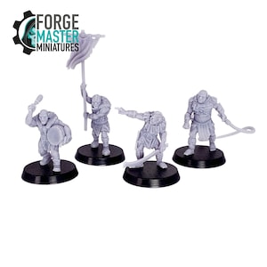Op de afbeelding: Vier ongeverfde plastic miniaturen van orcs, elk met een ander wapen en pose. De orcs staan op zwarte bases. De miniaturen zijn van Forge Master Miniatures.
