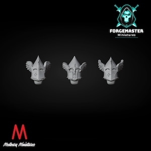 Pode incluir: Três capacetes em miniatura cinzentos com detalhes alados, cada um com um design de rosto único. Os capacetes são exibidos em um fundo escuro. A imagem inclui o logotipo "Forgemaster Miniatures" e o logotipo "Medbury Miniatures".