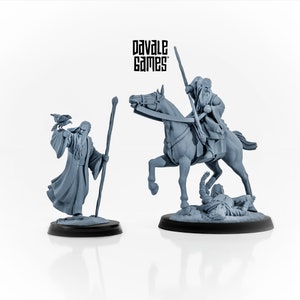 Peut inclure: Deux figurines miniatures de sorciers peintes en gris. Un sorcier est debout avec un oiseau sur la main et un bâton. L'autre sorcier est à cheval et tient une lance. Les figurines sont sur des socles noirs.
