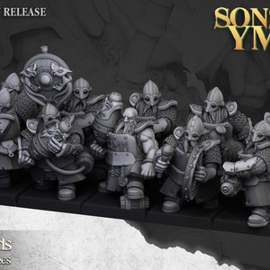 Könnte beinhalten: Ein Set aus neun grauen Plastikminiaturen, die Zwerge mit Äxten, Schilden und einer Kanone darstellen. Die Miniaturen sind Teil der Sons of Ymir-Reihe von Highlands Miniatures.