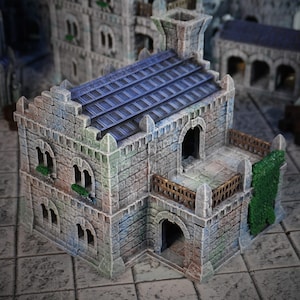 Peut inclure: Un bâtiment en pierre grise avec un toit en tuiles bleues, un balcon et un petit jardin. Le bâtiment a plusieurs fenêtres et une porte. Le bâtiment est fait d'un matériau texturé qui ressemble à de la pierre.
