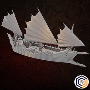 Puede incluir: Modelo detallado, gris claro, de un velero con grandes velas estilizadas. El barco tiene detalles intrincados en el casco y la cubierta, con un diseño único, casi esquelético. Las velas son de un tono más claro.