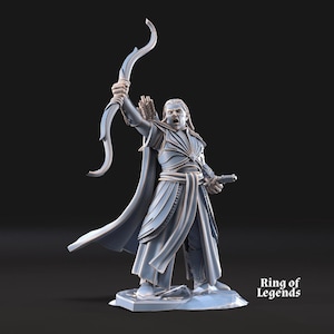 Puede incluir: Figura azul claro de un arquero con arco y flecha, que lleva una larga capa y túnica. La figura está de pie sobre una pequeña base. El texto "Ring of Legends" está en la esquina inferior derecha.