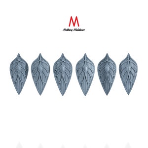 Pode incluir: Seis escudos cinzentos em forma de folha com desenhos intrincados. Os escudos estão dispostos em uma fila, com as pontas para cima.