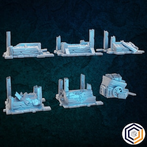 Peut inclure: Cinq structures en bois miniatures, chacune avec une configuration différente de poutres et de planches brisées, et un chariot en bois miniature avec une roue. Les structures sont peintes en gris clair et sont disposées sur un fond gris.