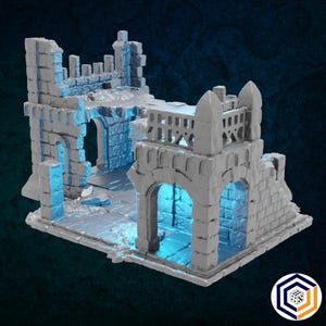 Peut inclure: Un bâtiment en ruine gris imprimé en 3D avec un balcon et des portes cintrées. Le bâtiment est en pierre et a un aspect vieilli. Le bâtiment est éclairé par le bas avec une lumière bleue.