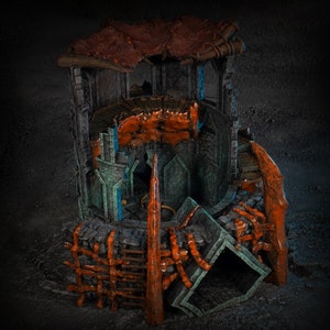 Puede incluir: Una torre en ruinas en miniatura con un techo desmoronado y detalles en naranja y verde. La torre está hecha de piedra y tiene una base circular. La torre es un modelo en miniatura para juegos de mesa.