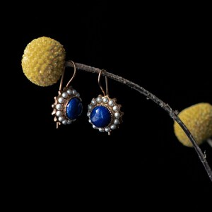 Genuine Lapis Lazuli Gemstone. Freshwater pearls. Sterling silver earrings. Gold vermeil. Inspired in jewel from The Victorian Era.