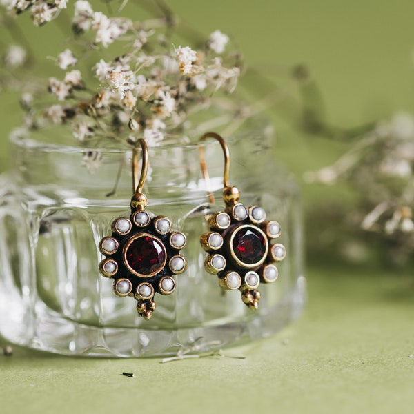 Genuine Garnet Gemstone. Freshwater Pearls. Sterling silver earrings. Gold vermeil. Inspired in jewel from The Renaissance. Antique Style.