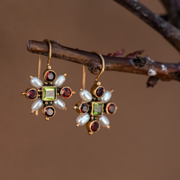 Genuine Garnet Gemstone. Genuine Peridot. Freshwater Pearls. Sterling silver earrings. Gold vermeil. Inspired in jewel from The Renaissance.