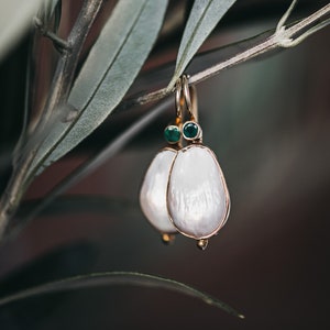 Genuine Baroque Pearl with Emerald. Sterling silver earrings. Gold vermeil. Inspired in in a jewel from The Renaissance. Antique Style.