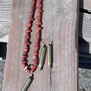 Träpärlhalsband med Winchester 270-kulhölje och örhängen