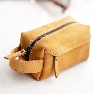 Borsa da toilette in morbida pelle gialla, borsa da toilette da donna, beauty case in pelle, beauty case in pelle personalizzato, beauty case con cerniera, beauty case personalizzato